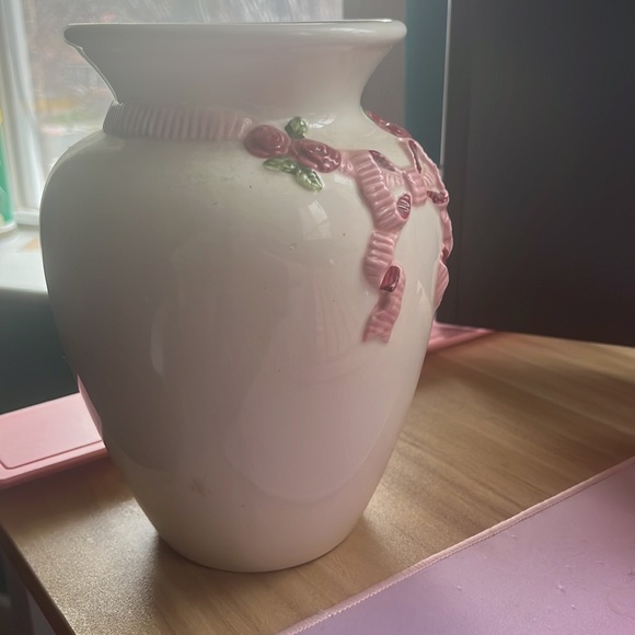 Cute vase with adorable design! - Picture 4 of 4